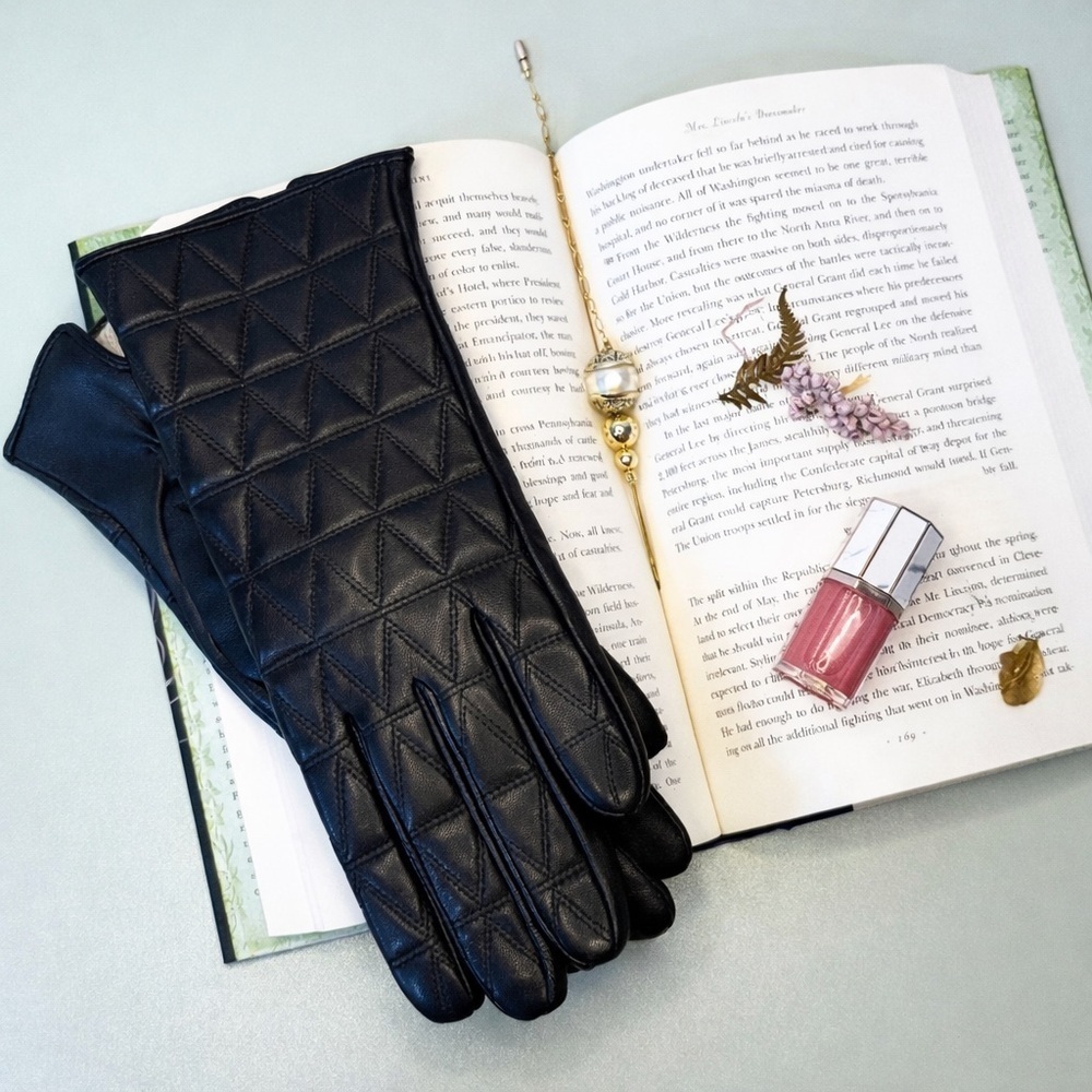 Old Era Romantic Literary Bundle 100% Sheepskin Cashmere Gloves + KBeauty Gloss